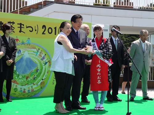 静岡本山茶　贈呈 左から、台湾嘉義県　張知事、静岡県　川勝知事、静岡市茶っきり娘
