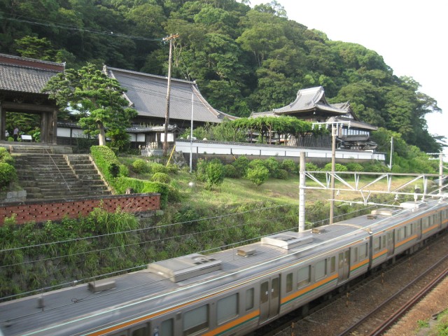 「清水のお茶」のはじまりとも言える清見寺。境内にはJR線が通っています。