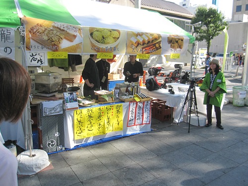 お茶は「飲んで」だけでなく「食べて」おいしい！お茶を使った料理やスイーツのブースもありました。