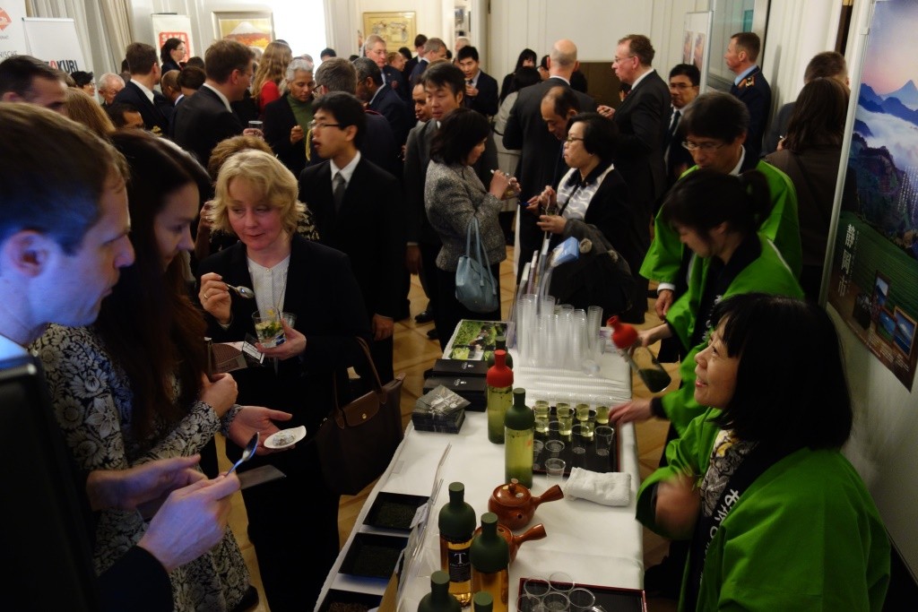 「静岡市のお茶」を海外へ！！　　　　　　　　　ミラノ・ベルリンプロモーション事業　　　　　　　　　【その③　在ドイツ日本大使館主催天皇誕生日祝賀レセプション】の画像