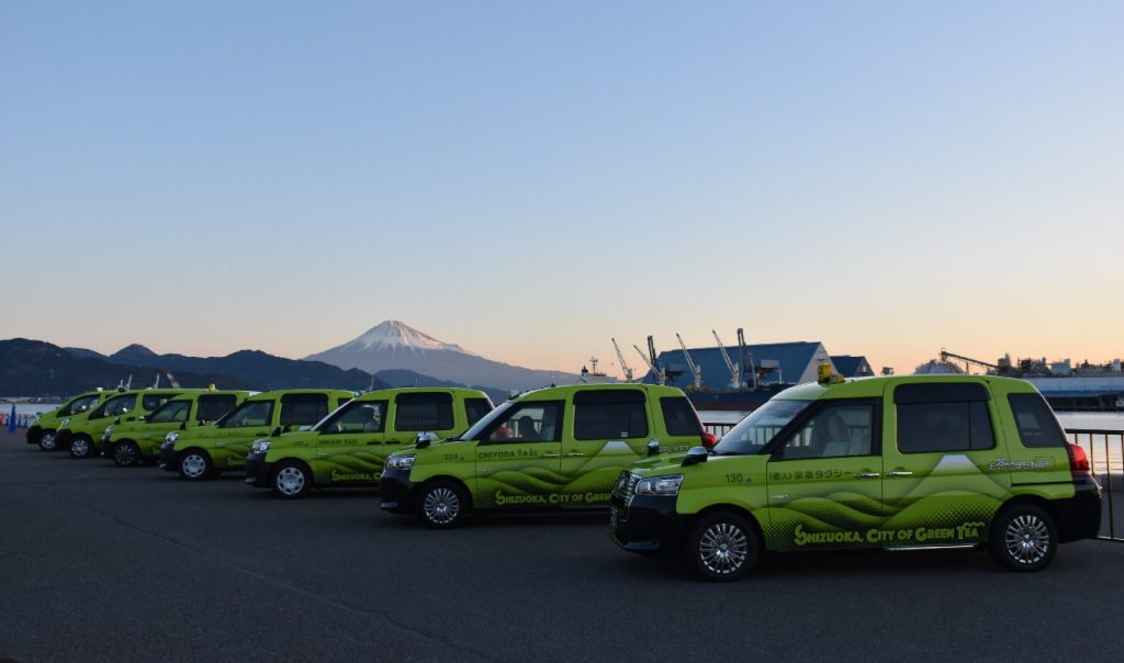 「お茶のまち静岡市」ラッピングユニバーサルデザインタクシーがお披露目されました！の画像