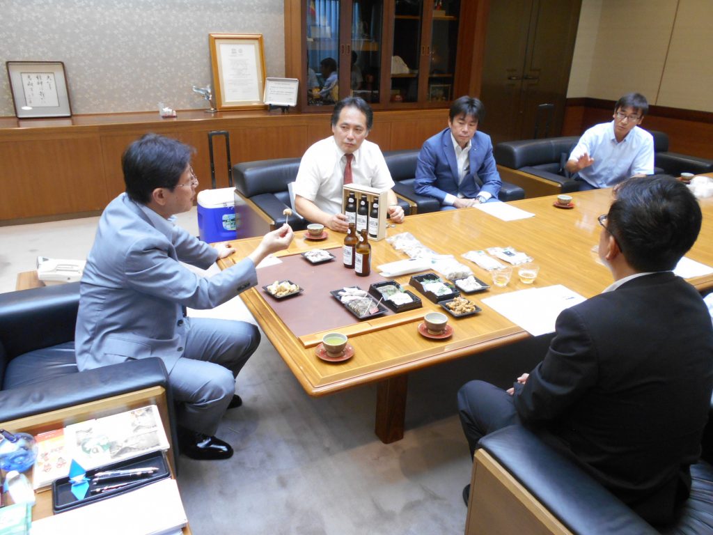 市内の食品加工業者が茶葉を使った新しい商品を市長に紹介しました。の画像