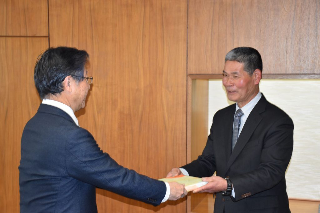 茶手揉保存会が市長・議長に「初揉茶」を贈呈しました！の画像