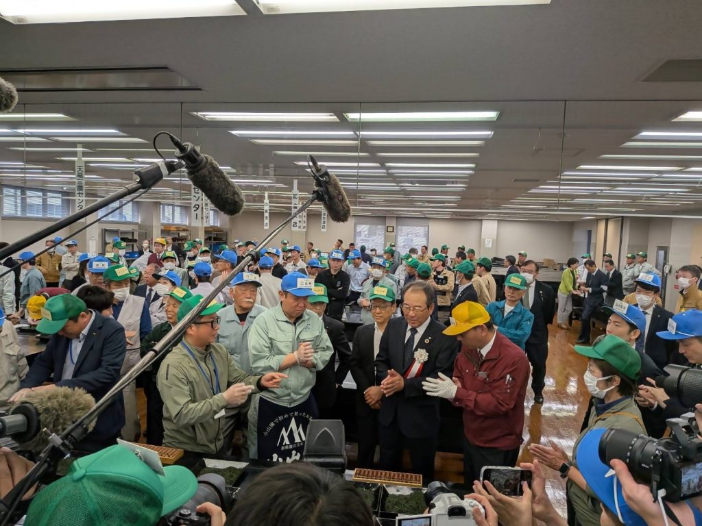 いよいよ新茶の季節！初取引が行われました🍵の画像