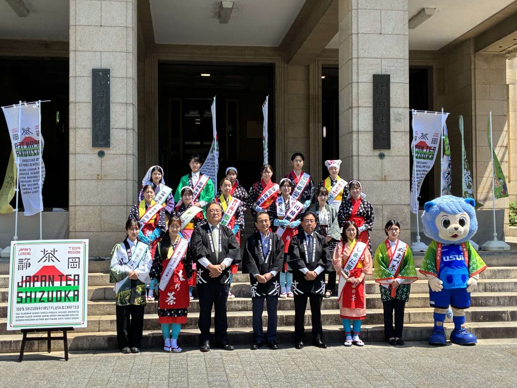 鈴木県知事へ新茶を贈呈しました！の画像